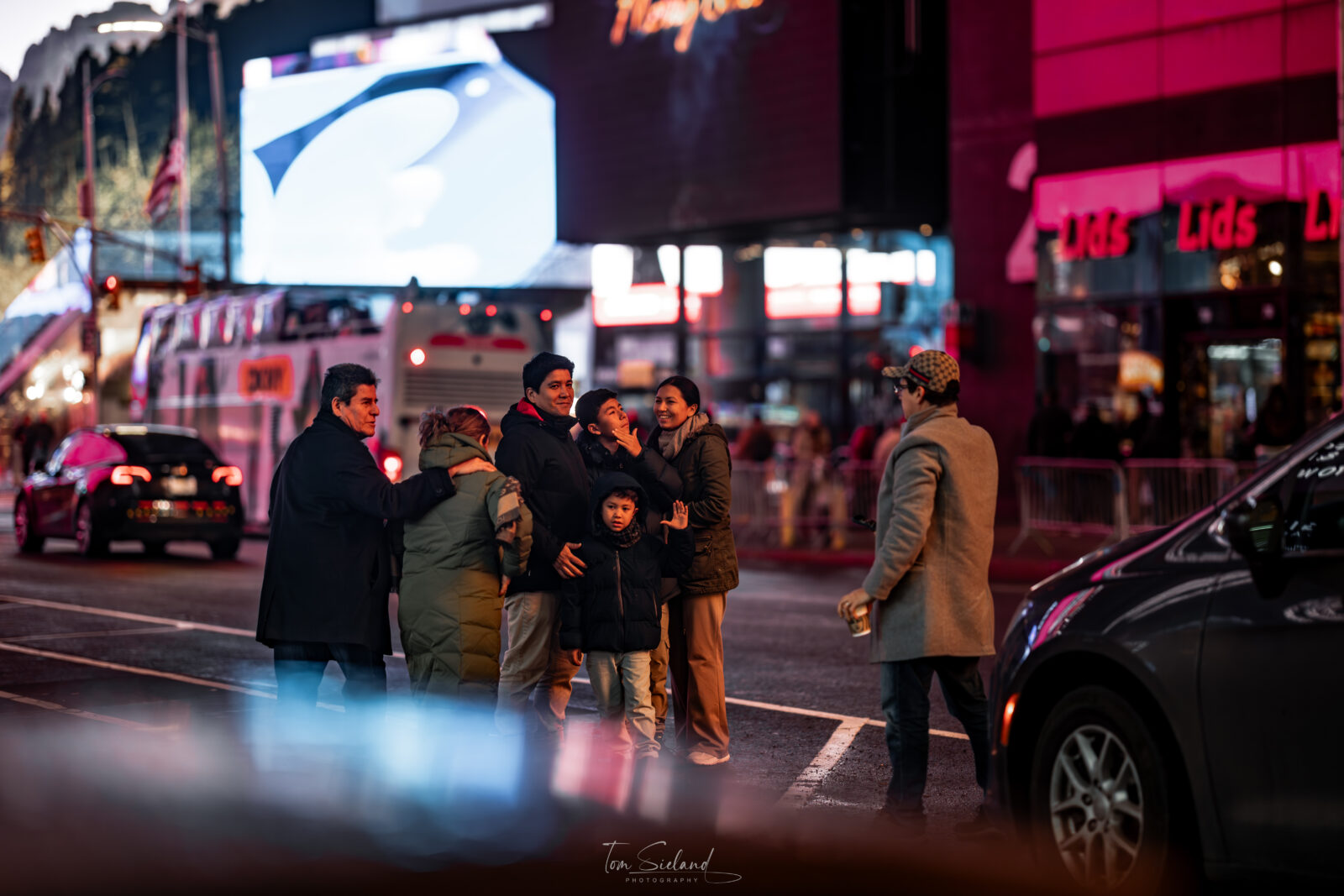 Glückliche Menschen auf den Straßen New York City